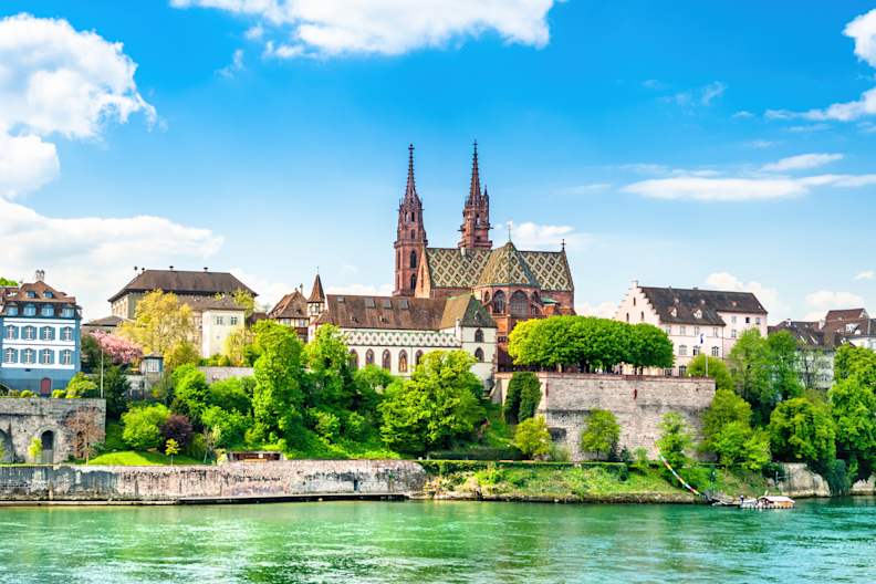 Blick auf eine Kirche an einem Fluss