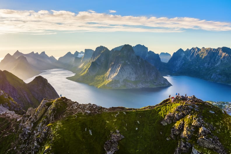 Berge und ein Kanal, Lofoten-Inseln, Norwegen