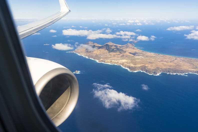 Blick auf die Insel Porto Santo durch das Flugzeugfenster. © Roberto Moiola / Sysaworld/Moment via Getty Images