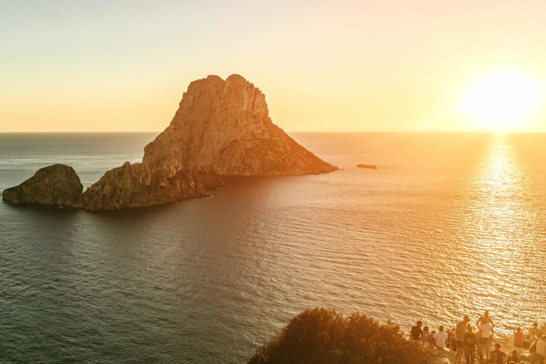 Blick auf Es Vedra beim Sonnenuntergang auf Ibiza.