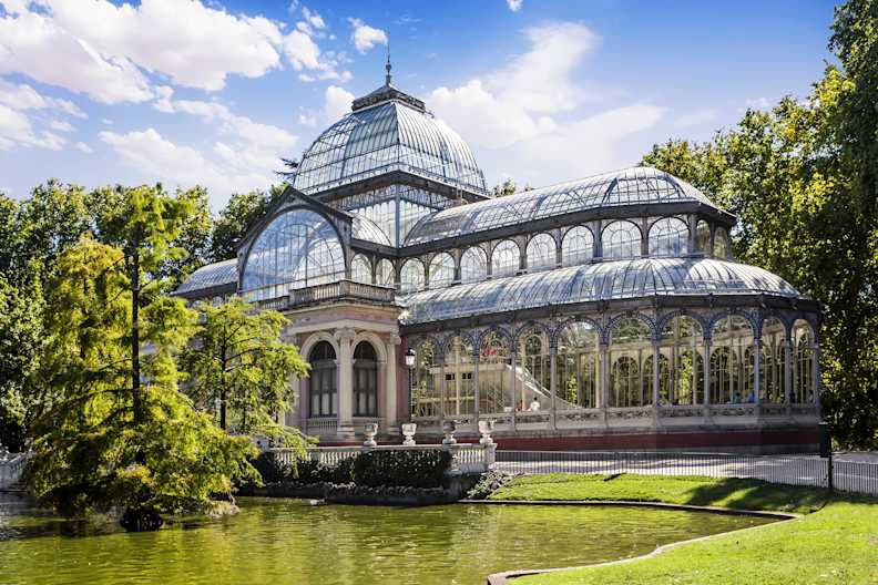 Retiro-Park in Madrid mit Grünanlage, Wasserfläche und Glaspalast