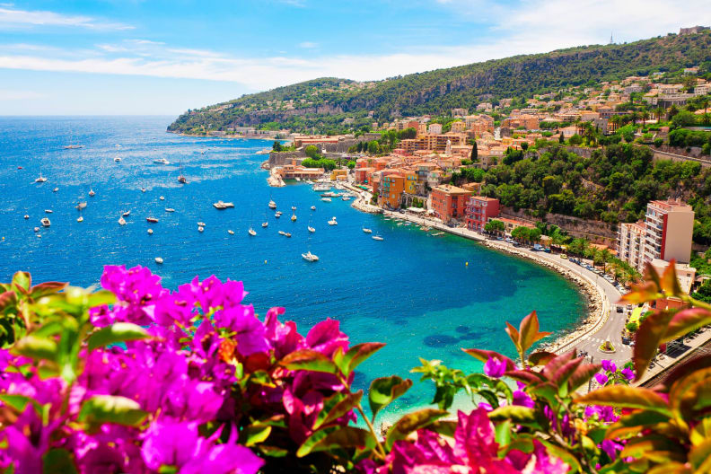 Blick auf Villefranche sur Mer mit Blumen im Vordergrund, Frankreich.