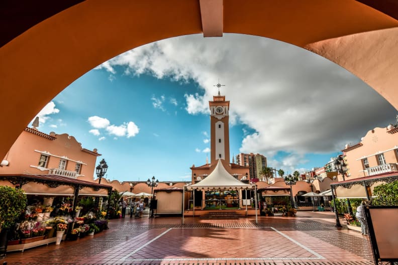 Blick aus einem Torbogen auf den Marktplatz vom Mercado de Nuestra Señora de Africa.