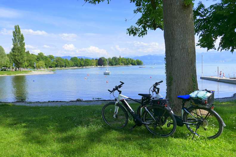 Fahrräder an einem Gewässer