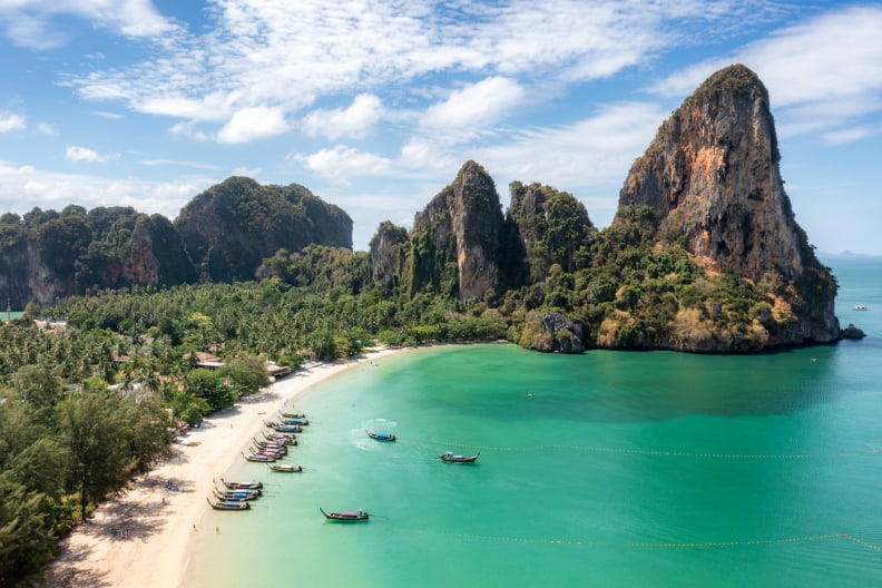Boote an einem Strand in Thailand. © Prasit photo/Moment via Getty Images