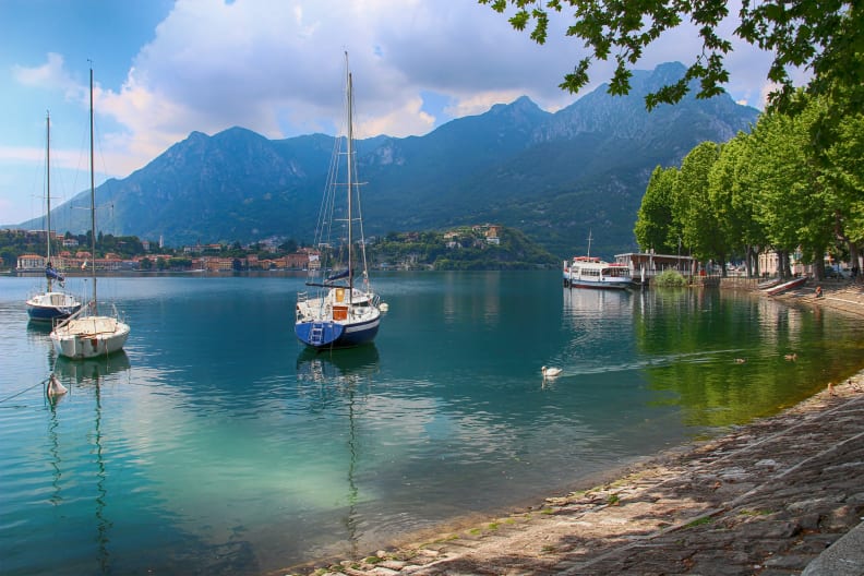 Boote vor einem Strand am Comer See, Italien