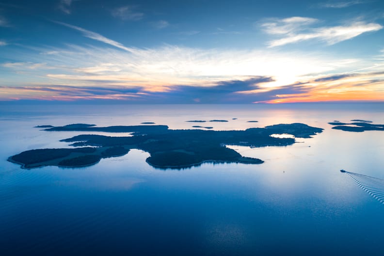Blick auf eine Inselkette bei Dämmerung