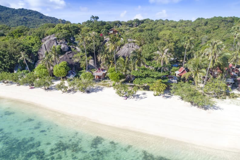 Bungalows an einem Strand auf Koh Phangan, Thailand. © 4FR/E+ via Getty Images