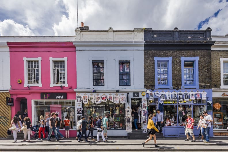 Bunte Bekleidungsgeschäfte in der Pembridge Road, London.