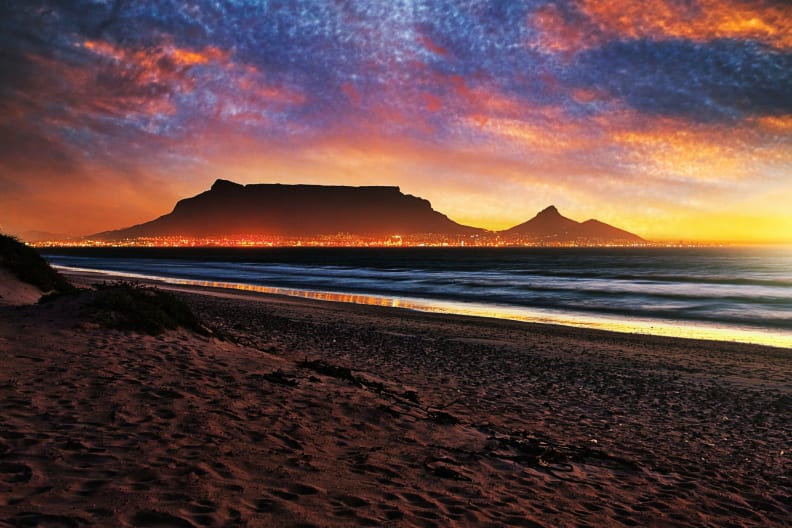 Bunter Himmel bei Dämmerung über dem Tafelberg in Südafrika.