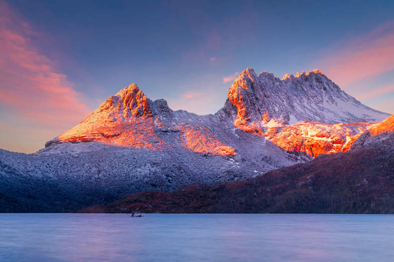 Von der Sonne bestrahlte Berge