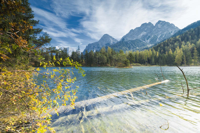 Der Weissensee mit Bergen im Hintergrund, Kärnten, Österreich