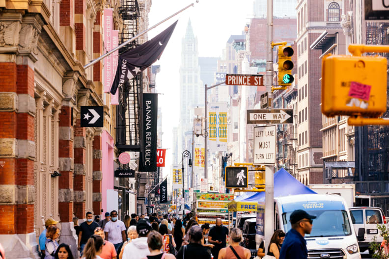 Dichte Menschenmenge am Broadway, New York, USA