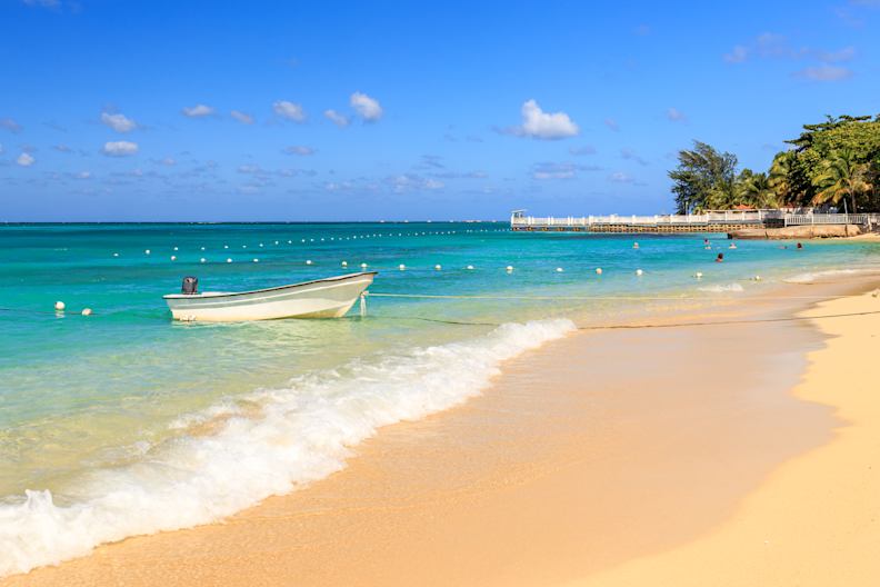EIn Strand mit einem Boot