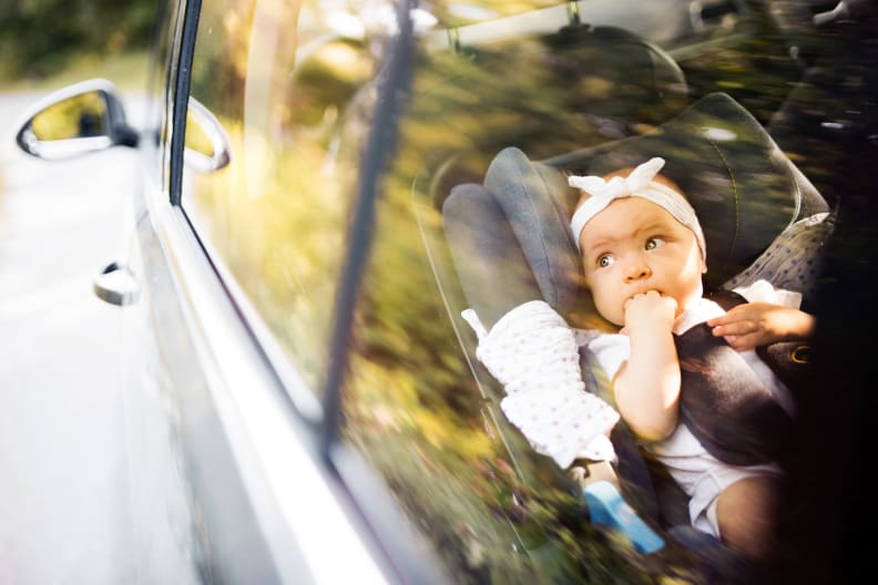 Ein Baby in einem Kindersitz im Auto. © Halfpoint/iStock / Getty Images Plus via Getty Images