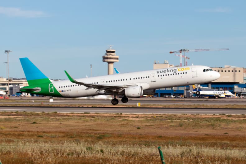 Ein Flugzeug startet in Palma de Mallorca.