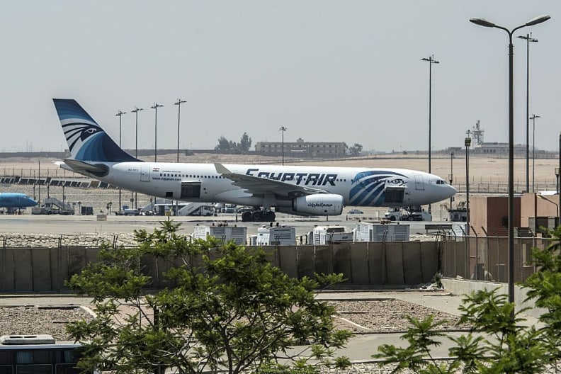 Ein Flugzeug steht am Flughafen von Kairo, Ägypten.