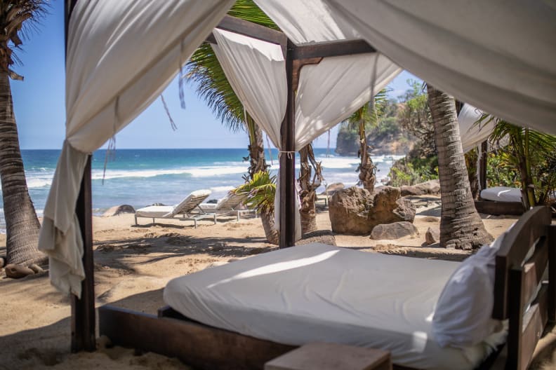 Ein gemütliches Strandbett am Meer von Mexiko. © fitopardo/Moment via Getty Images