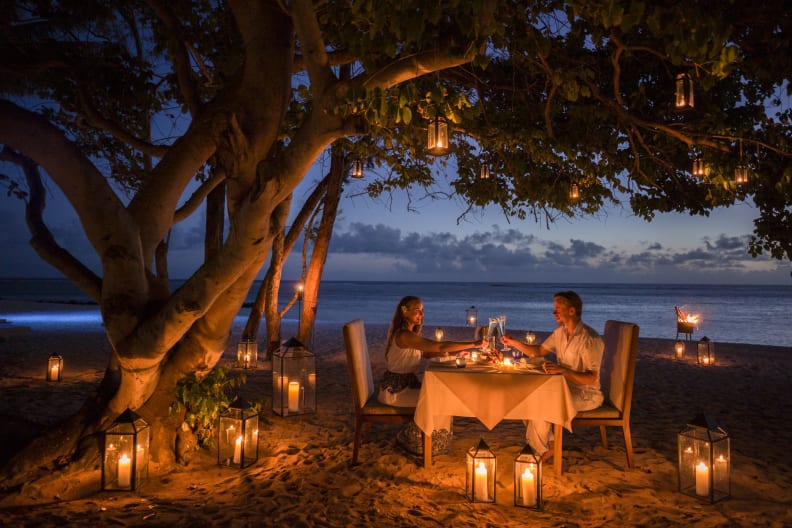 Auf Mauritius könnt ihr bestens bei Kerzenschein am Strand die gemeinsame Zeit genießen. © MTPA_Aviareps, Philip Koschei
