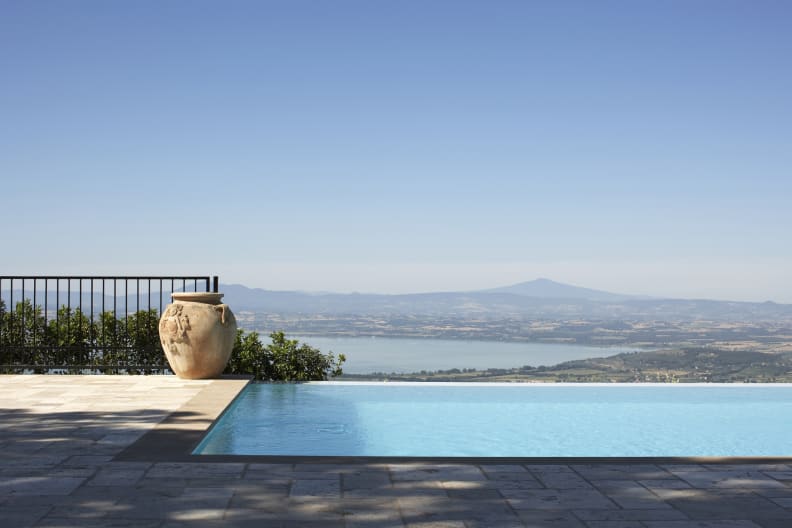 Ein Pool mit schönem Ausblick in Italien.