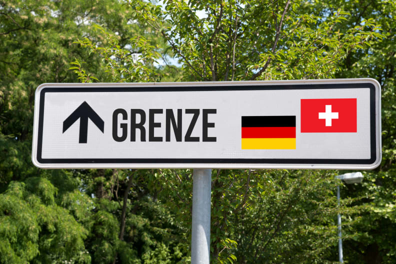 Ein Schild, welches zur Grenze zwischen Deutschland und der Schweiz zeigt. © Stadtratte/iStock / Getty Images Plus via Getty Images