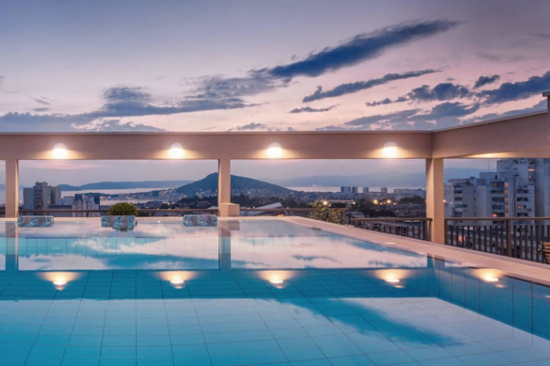 Ein toller Pool, Blick auf Berge und Meer im Dioklecijan Hotel & Residence – schöner kann ein Wellnesshotel für den Mädelsurlaub kaum sein. Bild vom Hotelier, Juni 2016.