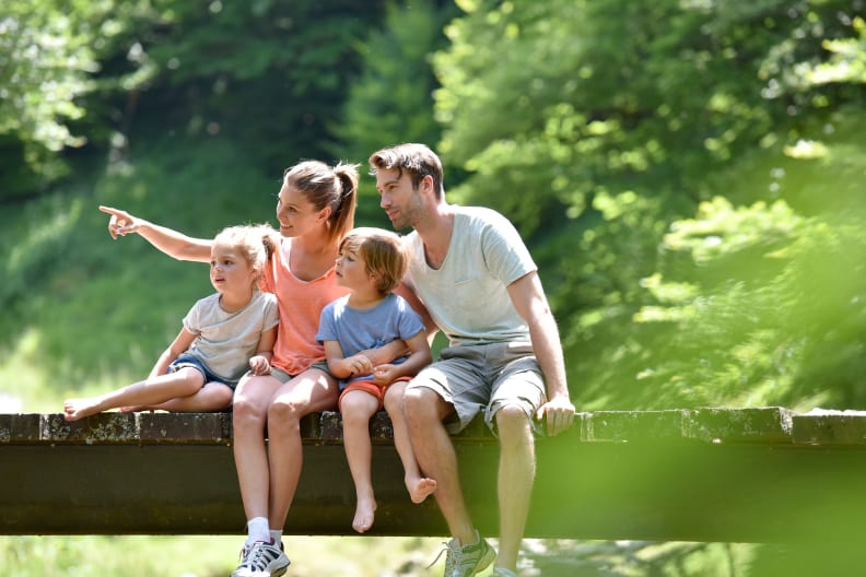 Eine Familie auf einem Steg © goodluz – stock.adobe.com