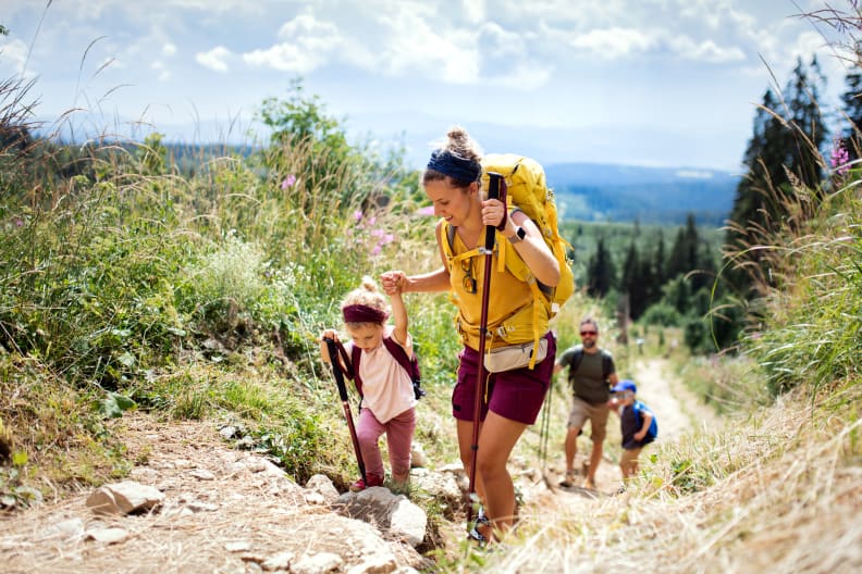 Eine Familie wandert gemeinsam durch die Natur.