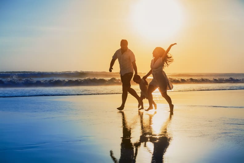 Im Süden ist es auch im Winter warm genug zum Toben am Meer. © ©Tropical studio - stock.adobe.com
