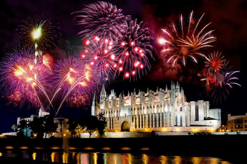 Imposantes Bild – Silvester-Feuerwerk über Mallorcas großer Kathedrale. © EKH-Pictures - stock.adobe.com