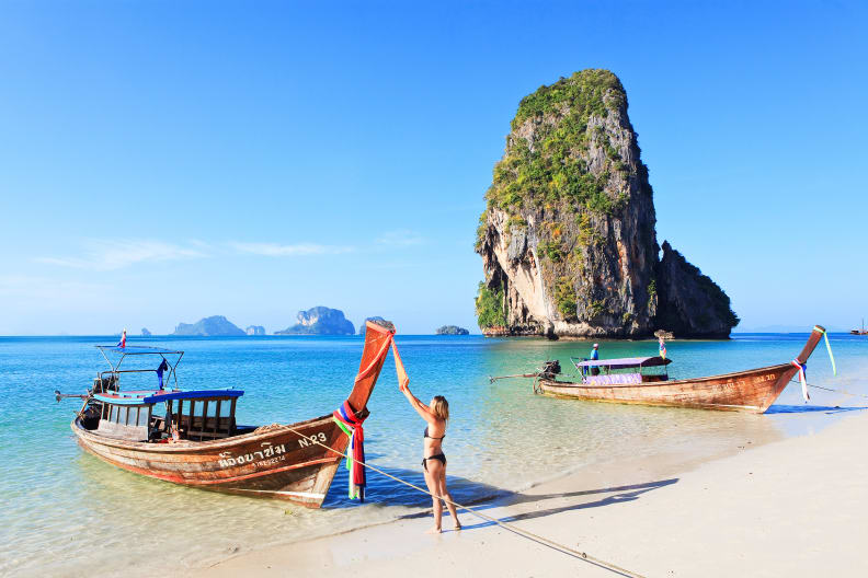 Frau mit Longtail Boot am Had Phra Nang Strand