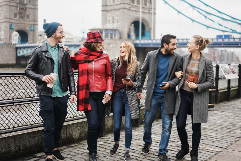 freudige Menschen in London © DisobeyArt/iStock / Getty Images Plus via Getty Images