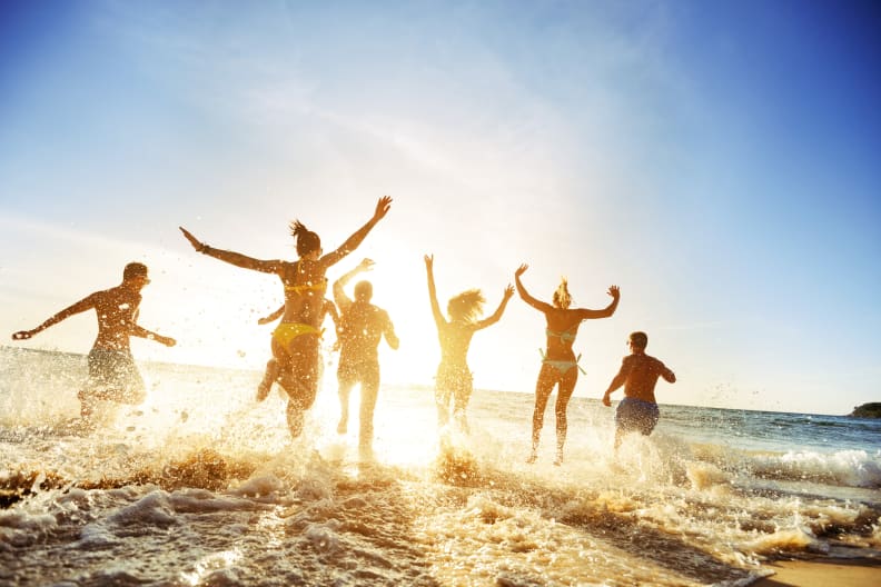 Partyfreunde im Sonnenuntergang am Strand