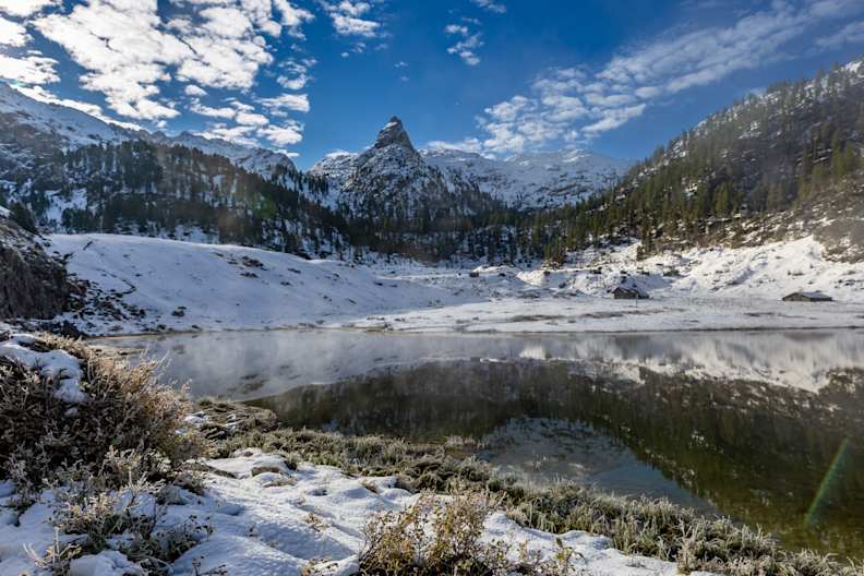 Ein See in verschneriter Landschaft
