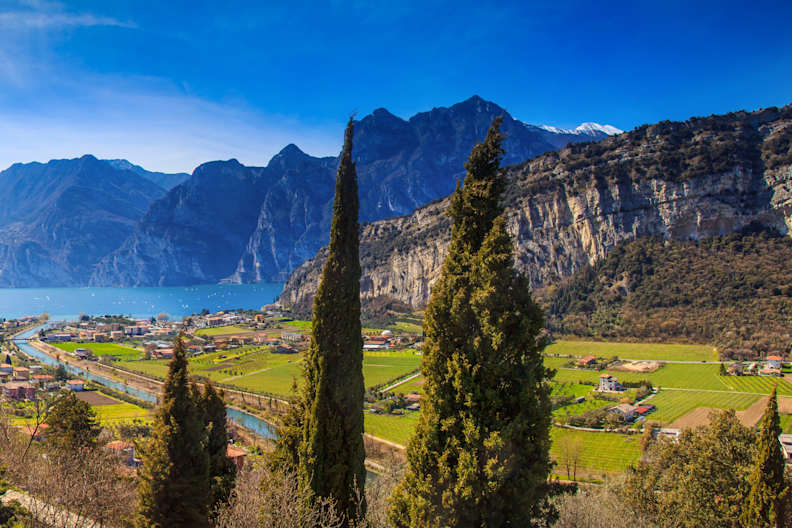 Blick auf einen See umgeben von Bergen