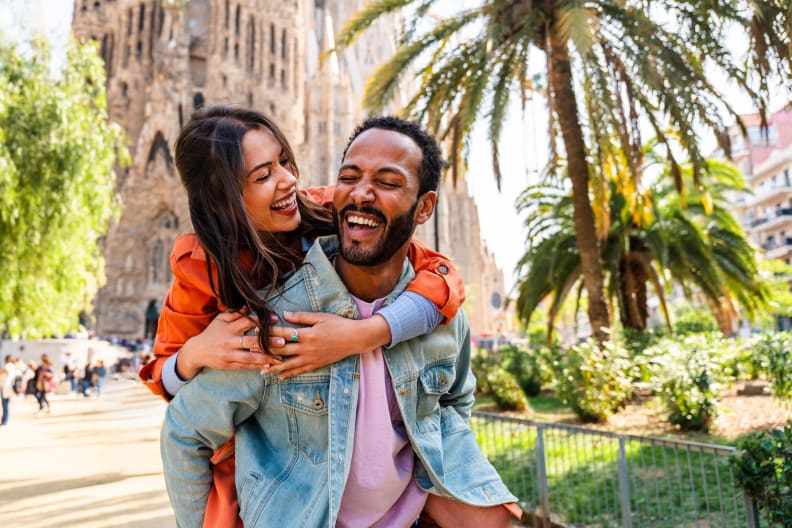 Ein glückliches Pärchen vor der Sagrada Familia in Barcelona.