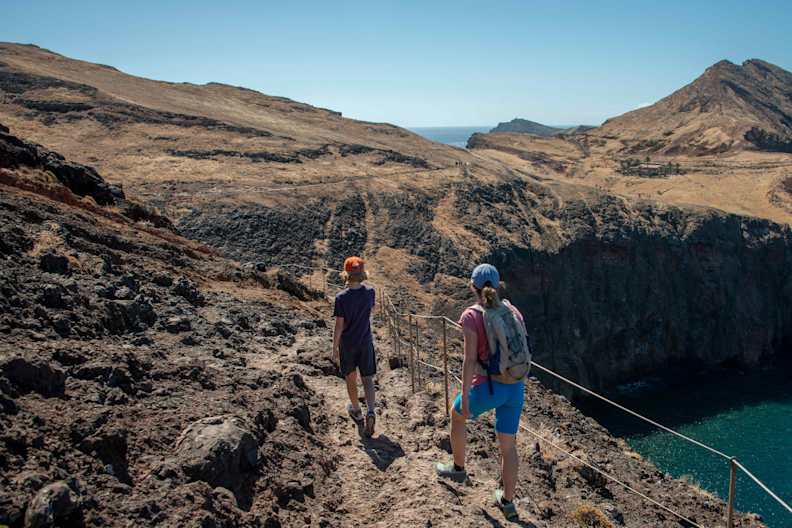 Eine Frau und ein Junge wandern an der Küste von Madeira.