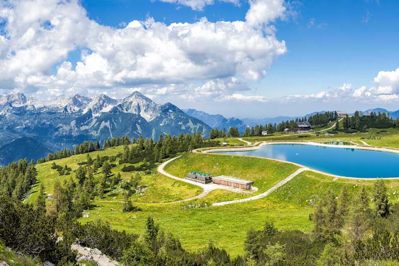Ein See umgeben von Gebirgen