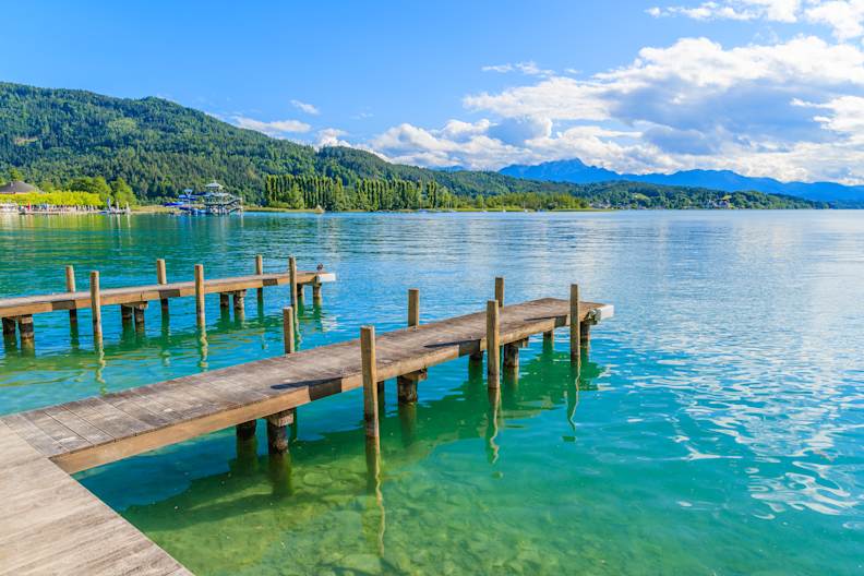 Holzsteg am Ufer des Wörthersees, Österreich