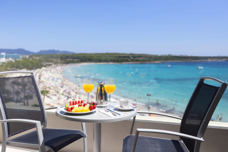 Platz für zwei im Traum-Urlaub – der Blick aufs Meer darf dabei nicht fehlen. © Hipotels Mediterrano, Juli 2017.
