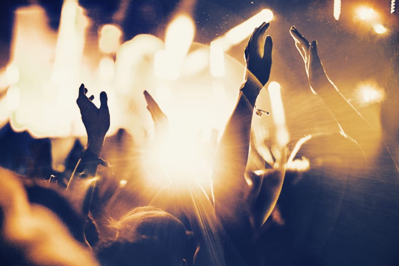 Jubelnde Fans bei einem Konzert. © Aja Koska/E+ via Getty Images