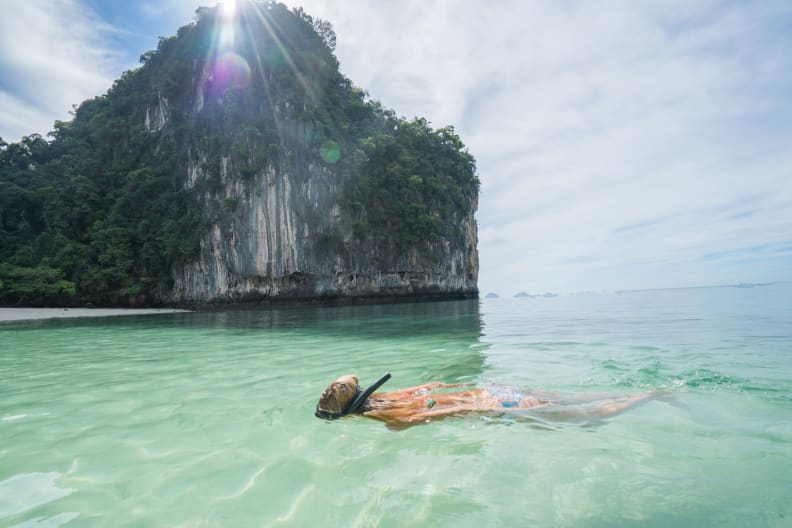 junge Frau schnorchelt im wunderschönen Wasser Thailands © iStock.com/swissmediavision