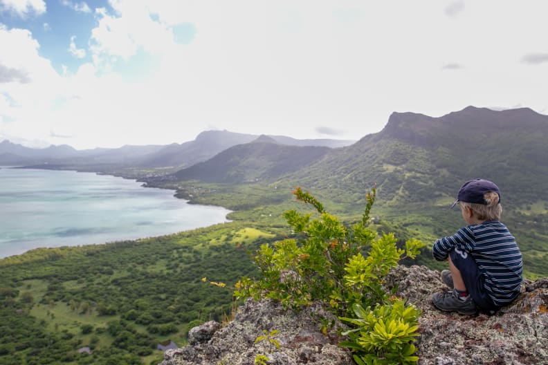 Ein Junge hat eine tolle Aussicht vom Berg Le Morne, Mauritius. © Astrid Därr