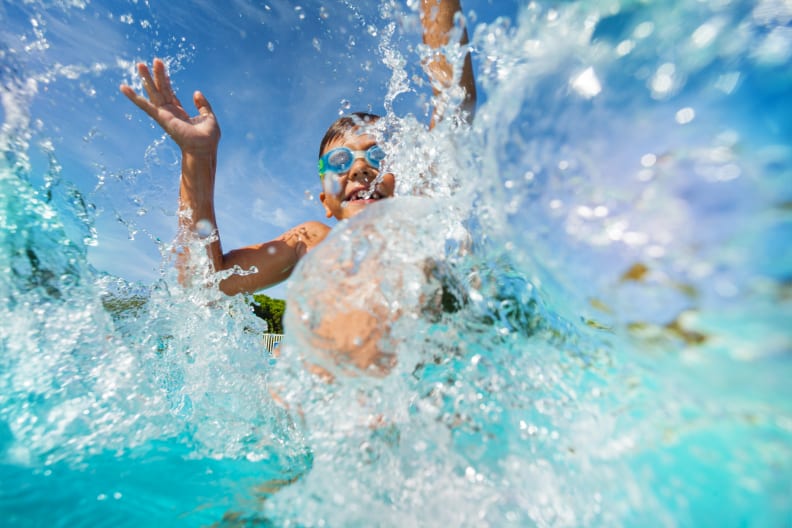 Ein junge im Pool © Sergey Novikov – stock.adobe.com