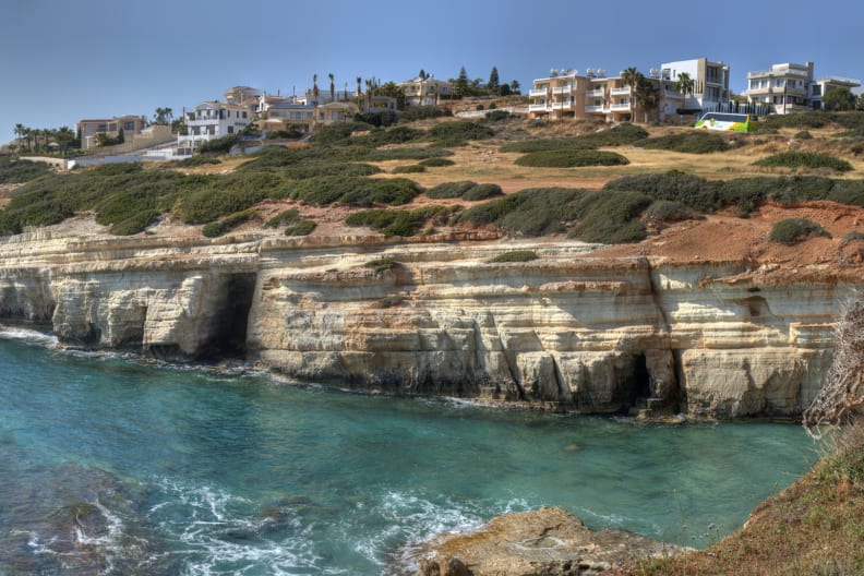 Klippe an der Küste in Pafos, Zypern
