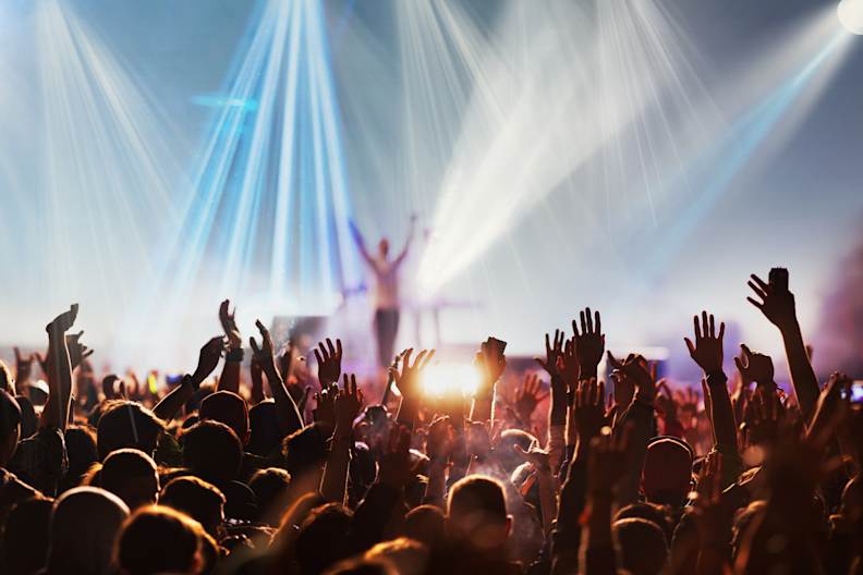 Eine Menge vor einer Bühne.