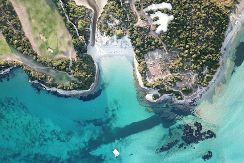 Luftaufnahme eines Golfplatzes an der korsischen Küste.