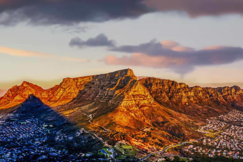 Blick auf Kapstadt bei Sonnenuntergang.