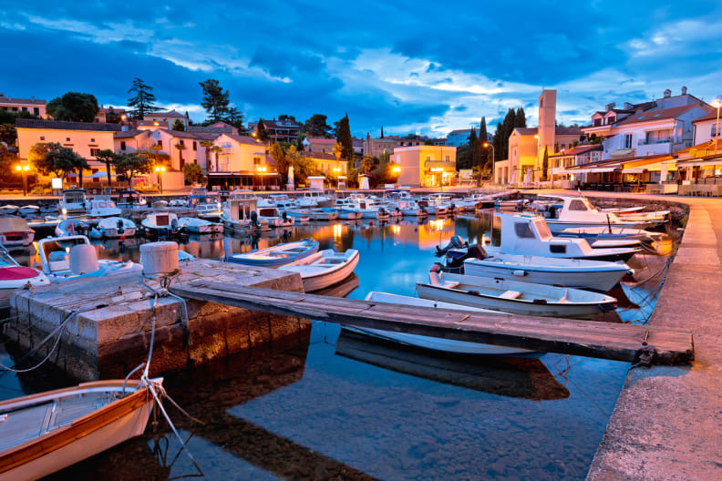 Malinska Waterfront und Hafen im Sonnenaufgang, Insel Krk in Kroatien © iStock.com/xbrchx
