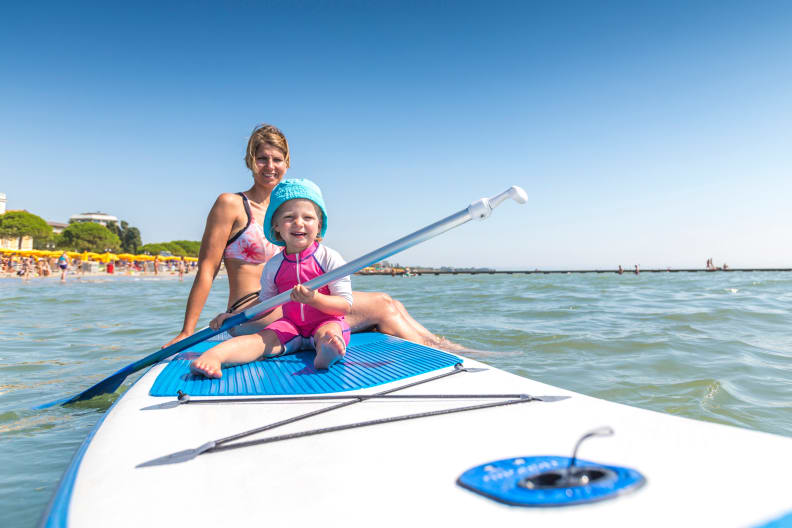 Mutter und Tochter auf einem Surfbrett © mmphoto – stock.adobe.com